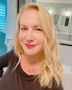 Angela Kinsey Instagram - Old friends. New friend. Day 2 hair. 🥰 1- Awesome weekend catching up with Steve and @rainnwilson and learning about the amazing work the folks @lidehaiti and Rainn and his wife, Holly are doing!❤️ 2- This praying mantis hung out by our trampoline all weekend. Is this good luck?? 3- Second day event hair is my favorite. Even though all I did was run errands and clean… I felt fancy. Thx @rachelleblanco ! #happymonday #hugsfrommetoyou❤