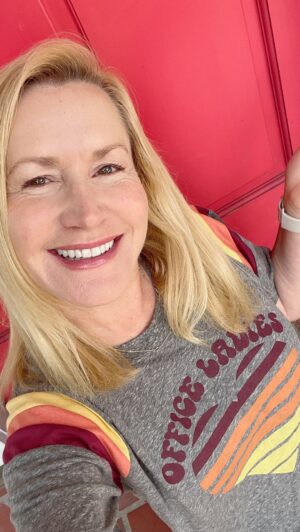 Angela Kinsey Instagram - Happy Wednesday everybody! Today on @officeladiespod we are kicking off Season 8 with The List! And we have some super cute new merch! Link in bio! ❤️🎙️ 🛼 #officeladies