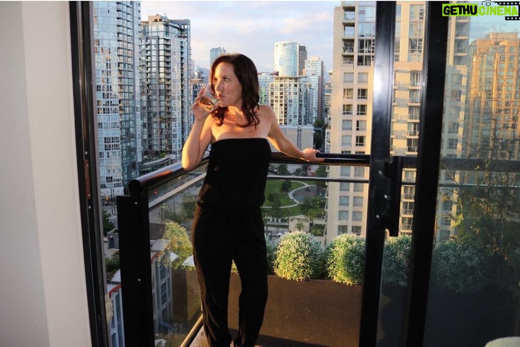 Angela Kinsey Instagram - Here’s a throwback to my dark hair and the view from my apartment in Vancouver while I filmed @hatersbackoff ! I’m so excited to go back to Vancouver this weekend with @msjennafischer for the @jflvancouver comedy festival! Yay! Office Ladies hitting the road! ❤🚙✈