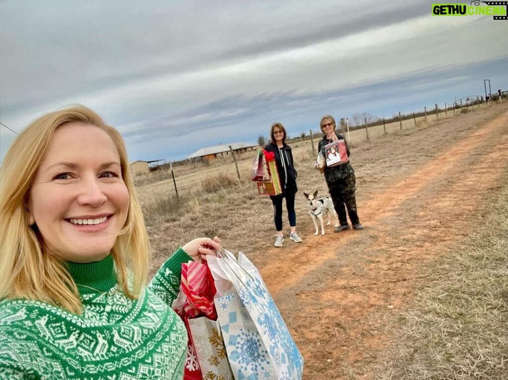 Angela Kinsey Instagram - So happy to be on our family farm! 1-Walking from my sister’s house to my Mom’s house to exchange Christmas gifts. 2-Tree kitty & Cade 3-The kids & the Labs! 4-Christmas tree napkins made by my Mom 5-Evening walk with Josh in the back pasture 6-Me & Caroline the cow dog 7-Sunset from Mom’s front porch. ❤️