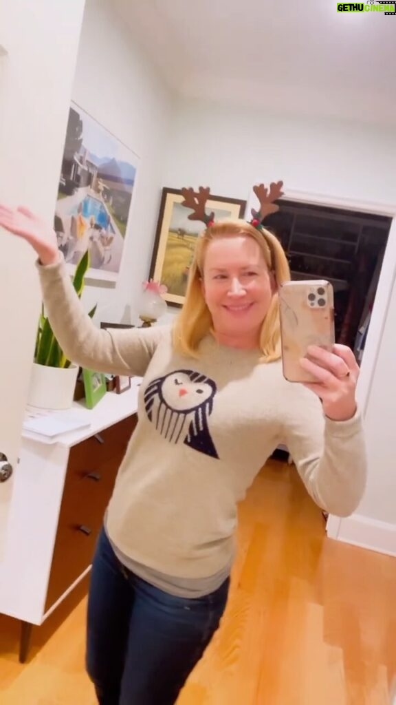 Angela Kinsey Instagram - Officially on vacay dance!❤️🎄