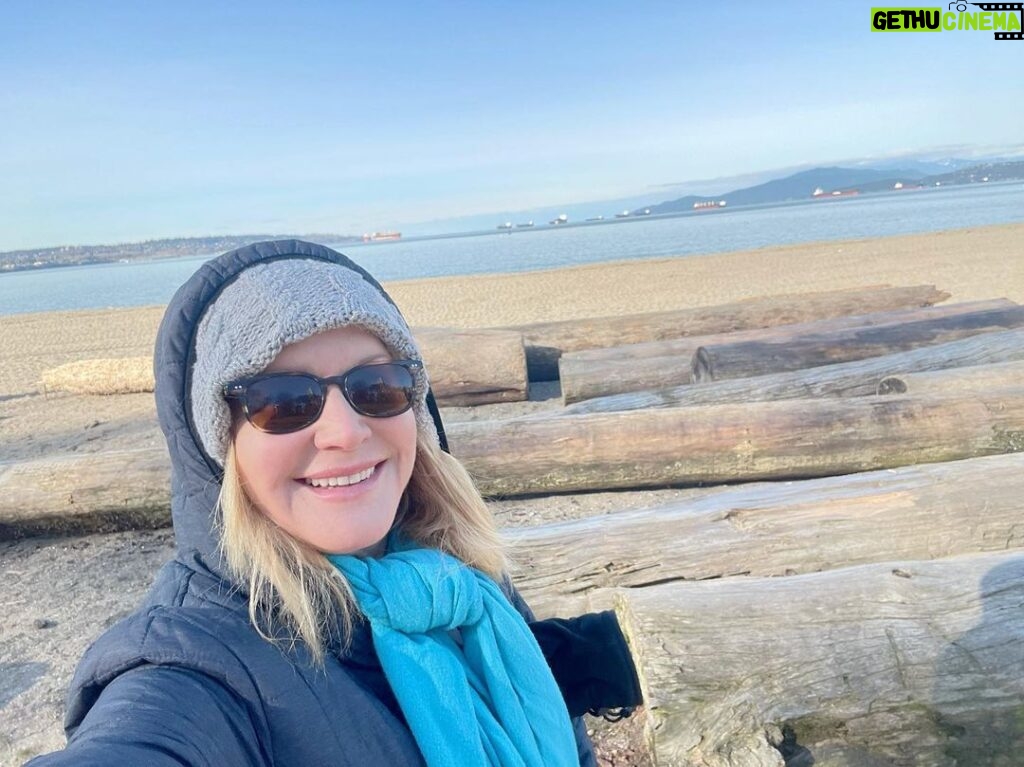 Angela Kinsey Instagram - Walking in gorgeous Vancouver with my bff! I love it here! I’m also very glad I packed my fleece leggings. Burrrr! Excited for our show tonight! @jflvancouver *link in bio for info! ❤🥶