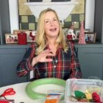 Angela Kinsey Instagram - Crappy Crafting time Part 1!Welcome to my pretend craft show where no skill set is required, pajamas are encouraged and it’s okay if you mess up and talk to yourself and sometimes curse. #crappycrafting ❤️🎄