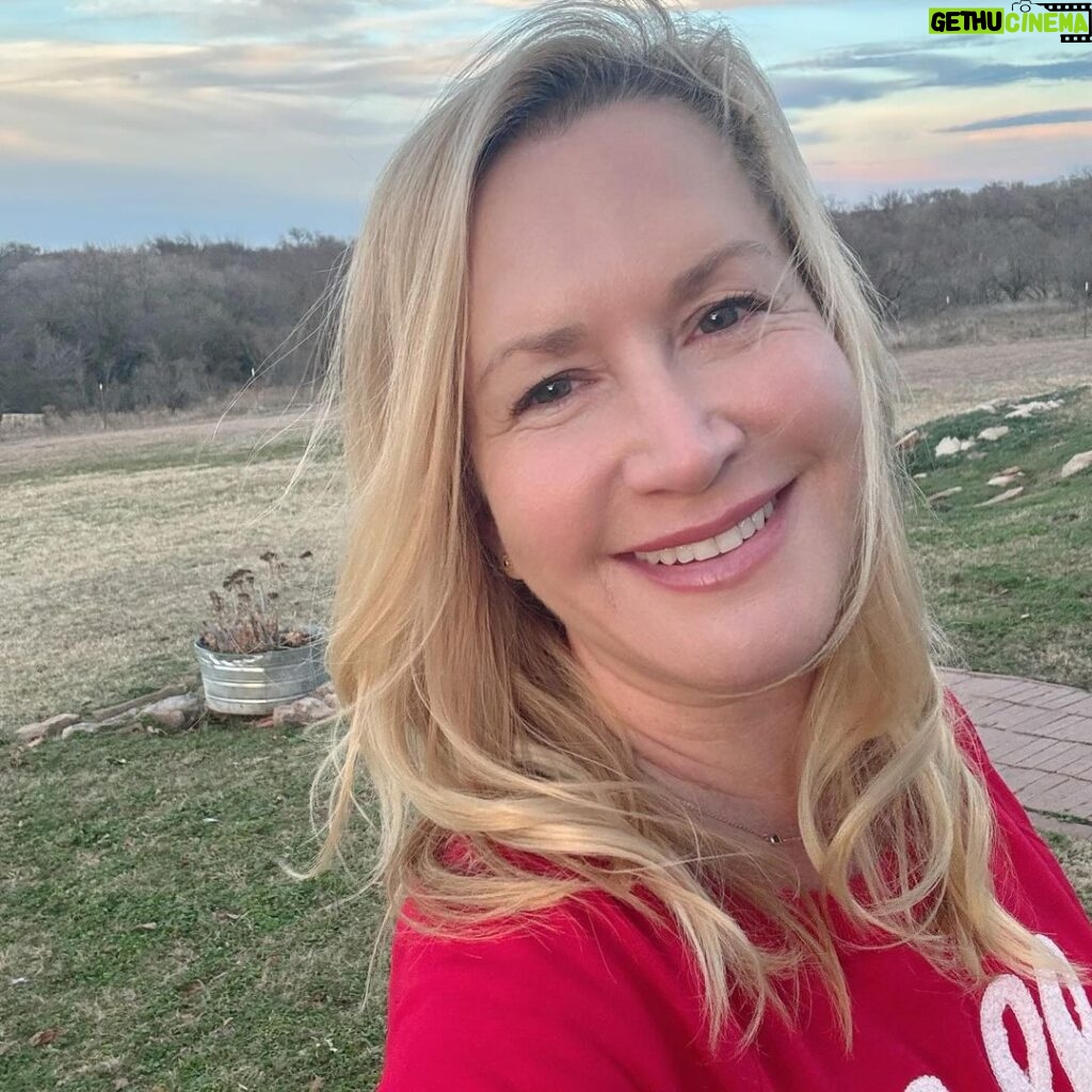 Angela Kinsey Instagram - Family Holiday Road Trip! Texas to Oklahoma to Kansas! It was so wonderful to have this time with family. Wishing you all a very Merry Christmas and safe travels. ❤🎄