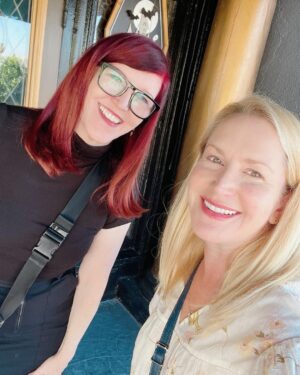 Angela Kinsey Instagram - Gal pals since the 90’s and the best lunch date in town! @therealkateflannery I loves ya! ❤️