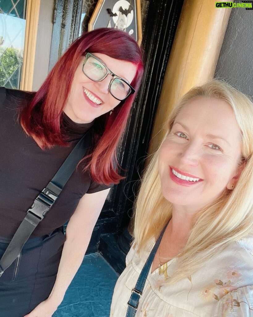 Angela Kinsey Instagram - Gal pals since the 90’s and the best lunch date in town! @therealkateflannery I loves ya! ❤