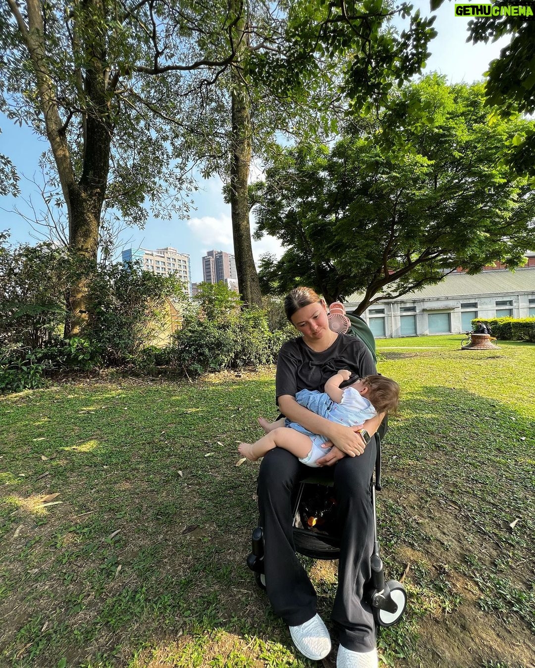 Angelica Panganiban Instagram - Strike anywhere 🤱this convenience/sarap buhay padede anywhere ay handog ng @babyzenphilippines Malapit na kami mag away ni gregg kakapilit niya sakin na pwede ko upuan yung stroller para makapag padede na ko. D kasi ako makapaniwala 🤦🏻♀️ but yes, kinaya kami ng bebe 🩵 Huashan 1914 Creative Park