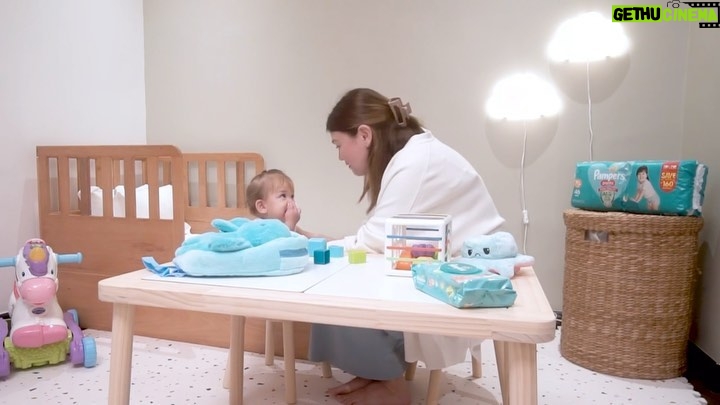 Angelica Panganiban Instagram - Hey guys!! Bilang marami pang mga questions ang hindi ko nasagot sa ating Q&Angge, nag pa presscon na lang kami ni Baby Bean π The secret is out! If you want to have happier and more long-lasting memories with your babies, minsan diaper pala ang isa sa mga kasagutan! Di natin napapansin na ang daming unwanted interruptions like diaper changes, skin irritations o rashes na nagpapahirap kay baby na ma maximize ang kanilang playtime at lalo pa these are critical days for their development. Pati tuloy tayong mga mommies, ngarag!! Kaya for me and Baby Bean, Pampers is our most trusted diaper to keep her happy at kitang kita niyo naman, very active si Baby. Lalo pa itong pina bongga with the Upgraded Pampers Pants Rash Shield now with more lotion with aloe at super absorbers, makakatipid ka pa dahil 1 pampers pad is equal to 2 of competition diapers! Make the switch now! Say goodbye to paulit ulit na palit at gastos. Say ALOE to sulit! Say ALOE to more kulit moments! Say ALOE to longer lasting protection! #SayAloeToPampers π #MyBabyTalks #PampersPH