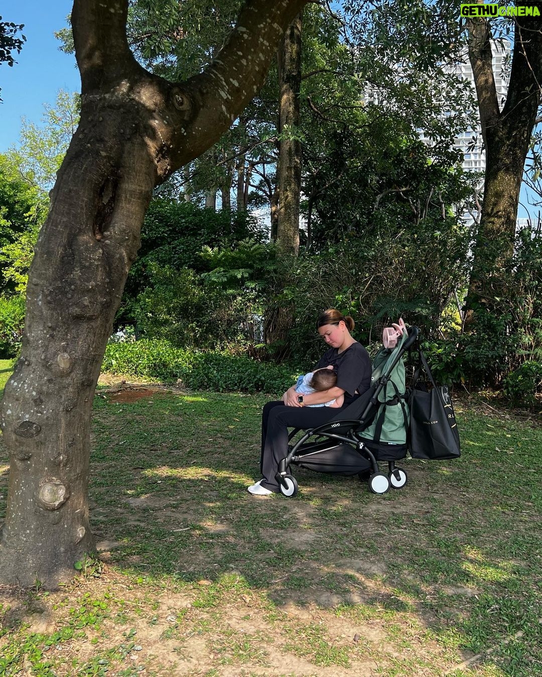 Angelica Panganiban Instagram - Strike anywhere 🤱this convenience/sarap buhay padede anywhere ay handog ng @babyzenphilippines Malapit na kami mag away ni gregg kakapilit niya sakin na pwede ko upuan yung stroller para makapag padede na ko. D kasi ako makapaniwala 🤦🏻♀️ but yes, kinaya kami ng bebe 🩵 Huashan 1914 Creative Park