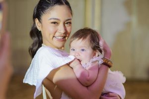 Angelica Panganiban Instagram - Presenting, the ninongs & ninangs of bean 🌟 #BEANyag

📸: @niceprintphoto