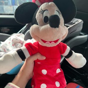 Angelica Panganiban Instagram - Magmula 1st trimester ng pregnancy, hanggang ngayon na nailabas ko na sa mundong ibabaw si Amila, walang tigil si ate juday sa pagpapadala ng care packages. Kulang na lang siya magpaanak sakin. 🤭 isang araw habang dinadama ko ang pag iyak sa loob ng 3hrs. (Postpartum na kaya yun?) nag suggest si gregg na baka gusto ko makita si ate, para na rin sa mental health ko. Agad agad ko inavail ang offer niya. At eto na nga ang itsura ng pagtitipon ng mga pamilya namin.. (Luh,, may pamilya na talaga me 🫠) THANK YOU Agoncillo family sa lahaaaat lahat. Napakabuti niyo sakin, kay Gregg at ngayon kay Bean. May mga pabaon pa si lunabun na very sanitized minnie mouse doll at may dessert pa from chef luna 🥰🤤🥹

We love you!!