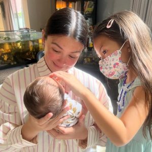 Angelica Panganiban Instagram - Magmula 1st trimester ng pregnancy, hanggang ngayon na nailabas ko na sa mundong ibabaw si Amila, walang tigil si ate juday sa pagpapadala ng care packages. Kulang na lang siya magpaanak sakin. 🤭 isang araw habang dinadama ko ang pag iyak sa loob ng 3hrs. (Postpartum na kaya yun?) nag suggest si gregg na baka gusto ko makita si ate, para na rin sa mental health ko. Agad agad ko inavail ang offer niya. At eto na nga ang itsura ng pagtitipon ng mga pamilya namin.. (Luh,, may pamilya na talaga me 🫠) THANK YOU Agoncillo family sa lahaaaat lahat. Napakabuti niyo sakin, kay Gregg at ngayon kay Bean. May mga pabaon pa si lunabun na very sanitized minnie mouse doll at may dessert pa from chef luna 🥰🤤🥹

We love you!!