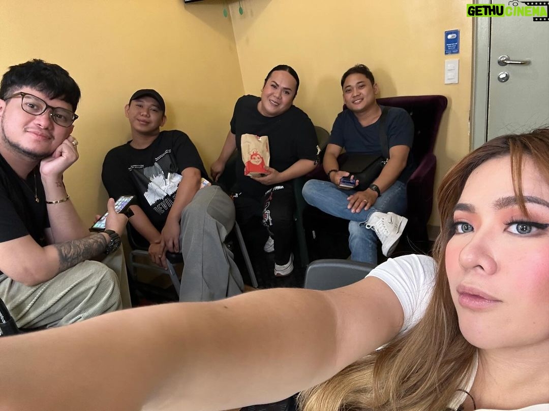 Angeline Quinto Instagram - Kuya Dick and Inay Maria with ICSYV Fam🤩🫶🏻 @icsyvph 💋