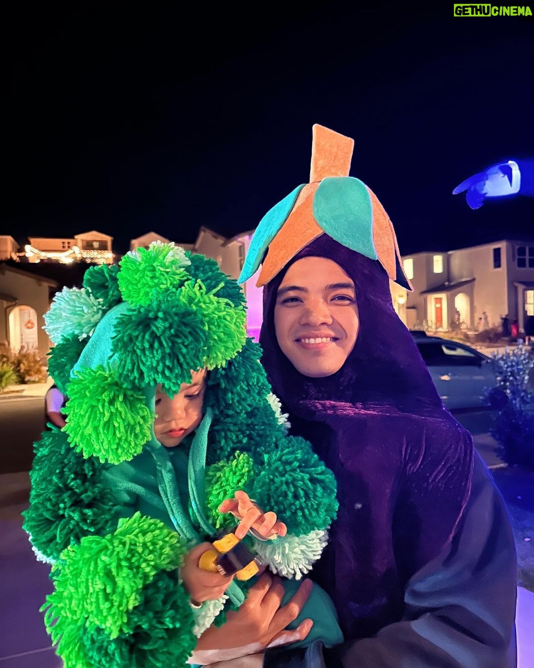 Angeline Quinto Instagram - Sylvio's first trick or treat here in U.S 👶 Super saya parang mas nag enjoy ako kasama ang Broccoli at eggplant ko😂 Happy Halloween🎃👻 Holliwood- California