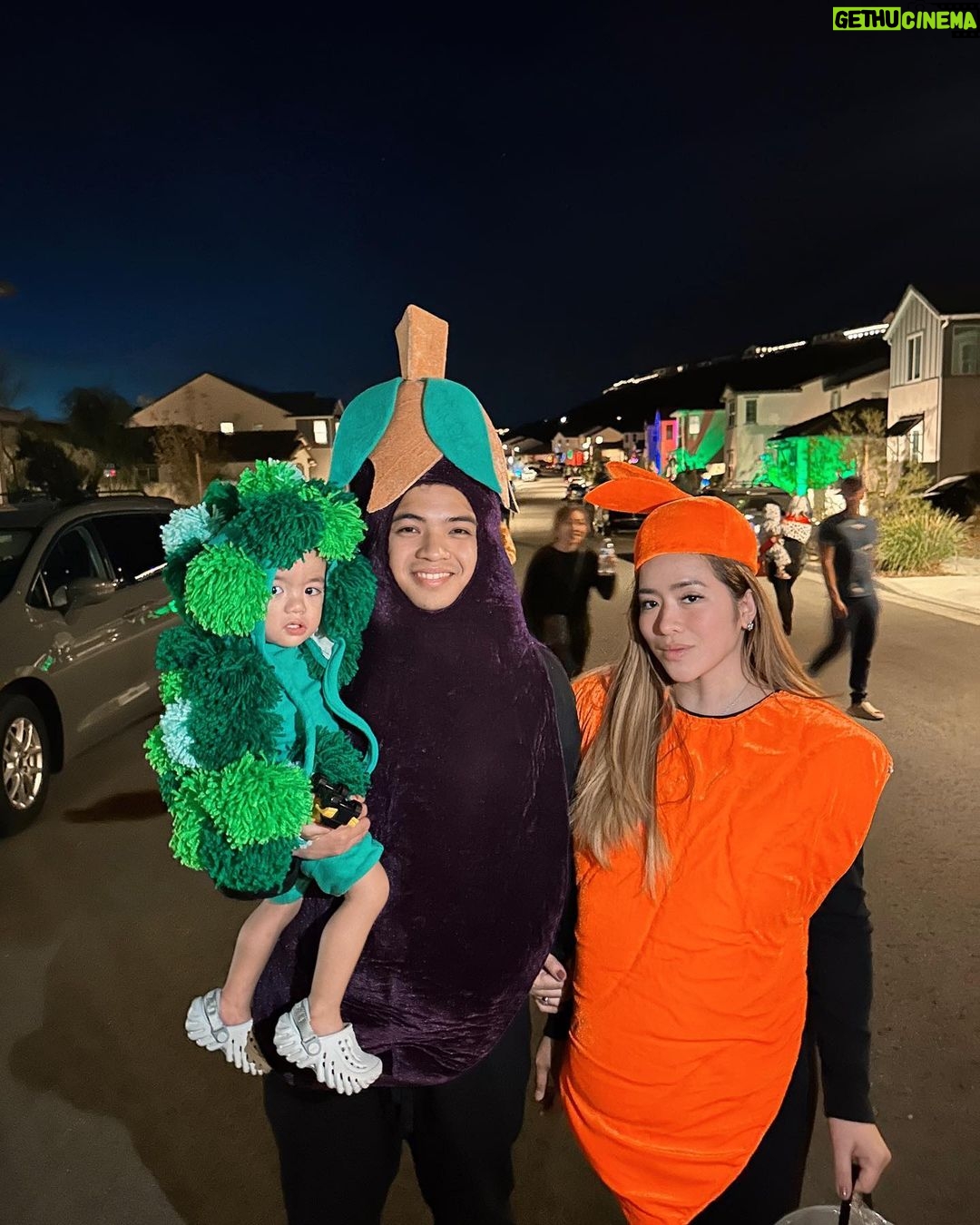 Angeline Quinto Instagram - Sylvio's first trick or treat here in U.S 👶 Super saya parang mas nag enjoy ako kasama ang Broccoli at eggplant ko😂 Happy Halloween🎃👻 Holliwood- California