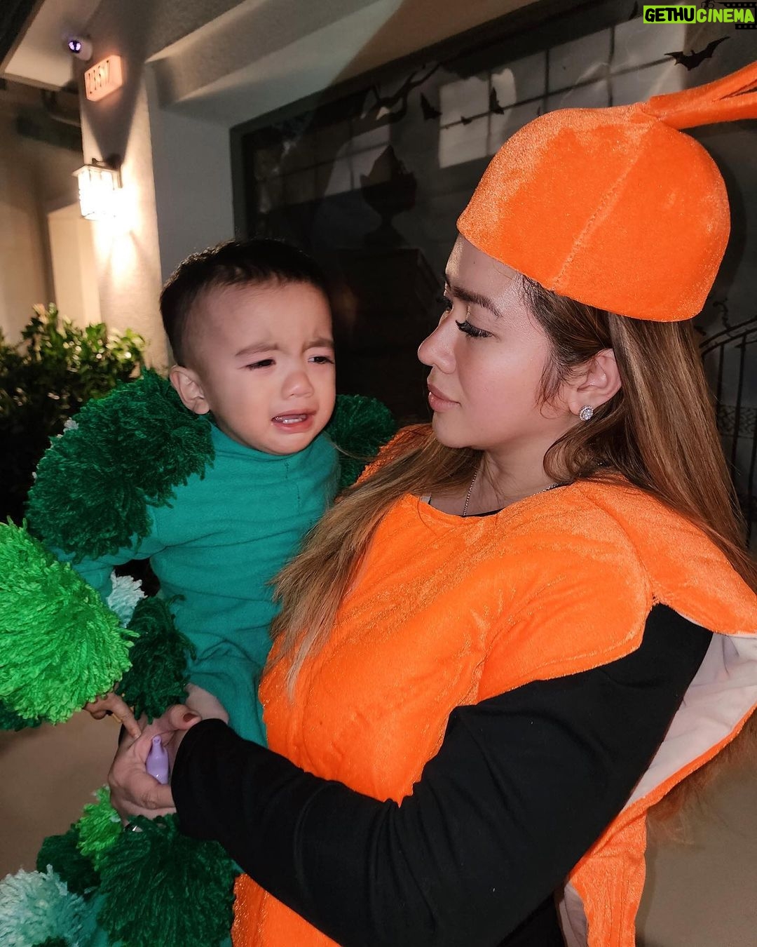 Angeline Quinto Instagram - Sylvio's first trick or treat here in U.S 👶 Super saya parang mas nag enjoy ako kasama ang Broccoli at eggplant ko😂 Happy Halloween🎃👻 Holliwood- California