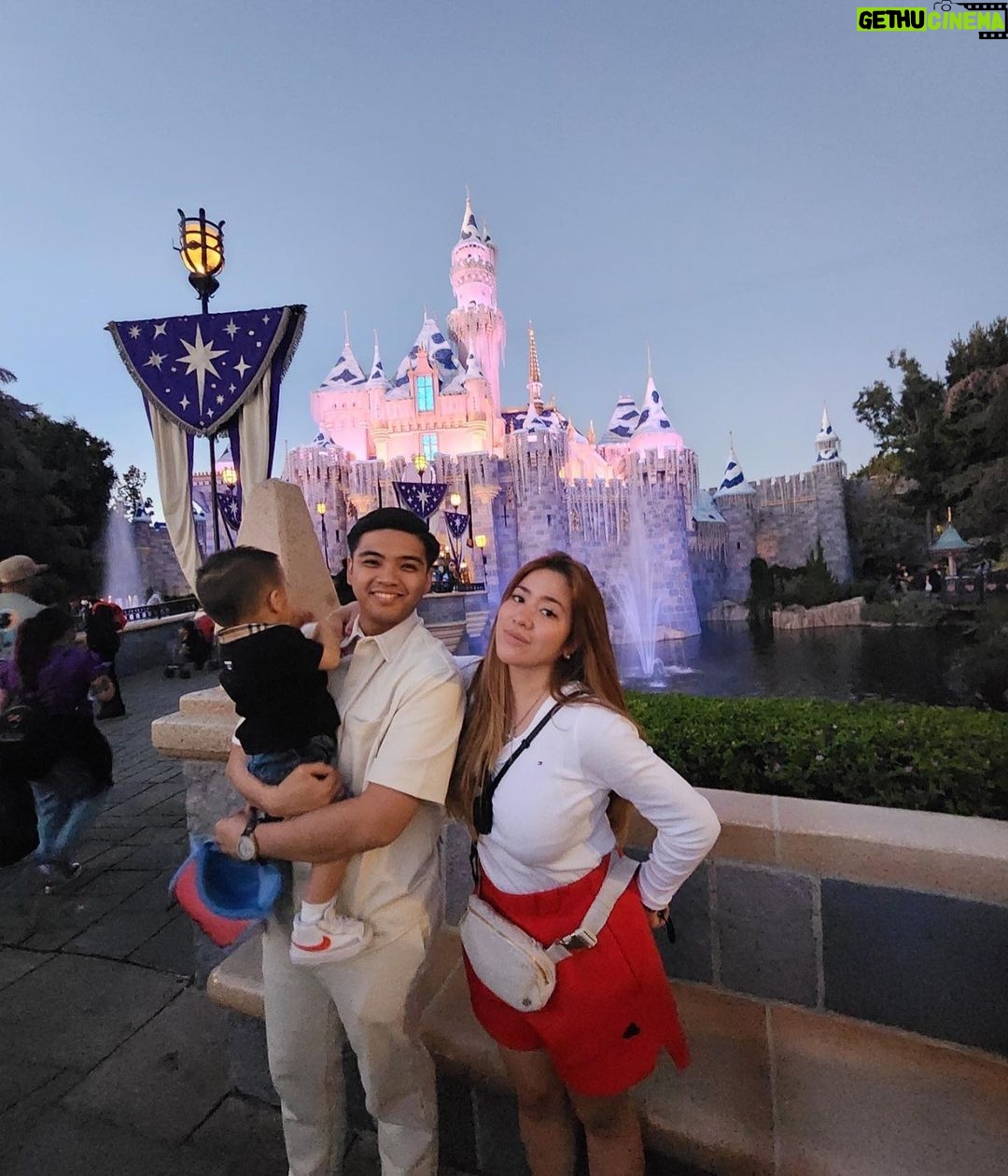 Angeline Quinto Instagram - Just a small town girl, living in a Disney World🫶🏻 🤩 Disneyland California