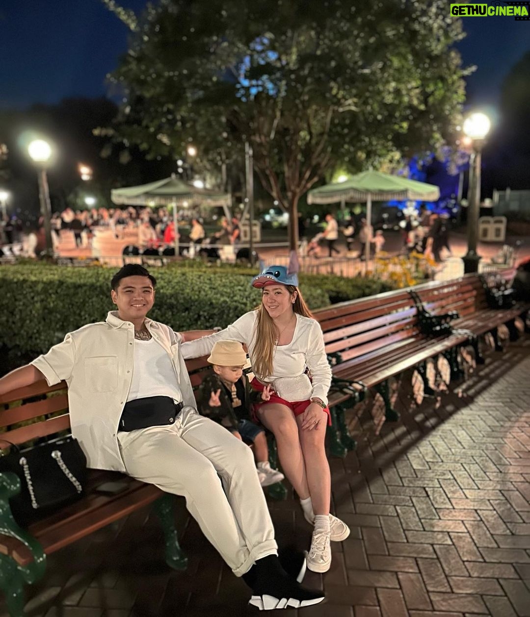 Angeline Quinto Instagram - Just a small town girl, living in a Disney World🫶🏻 🤩 Disneyland California