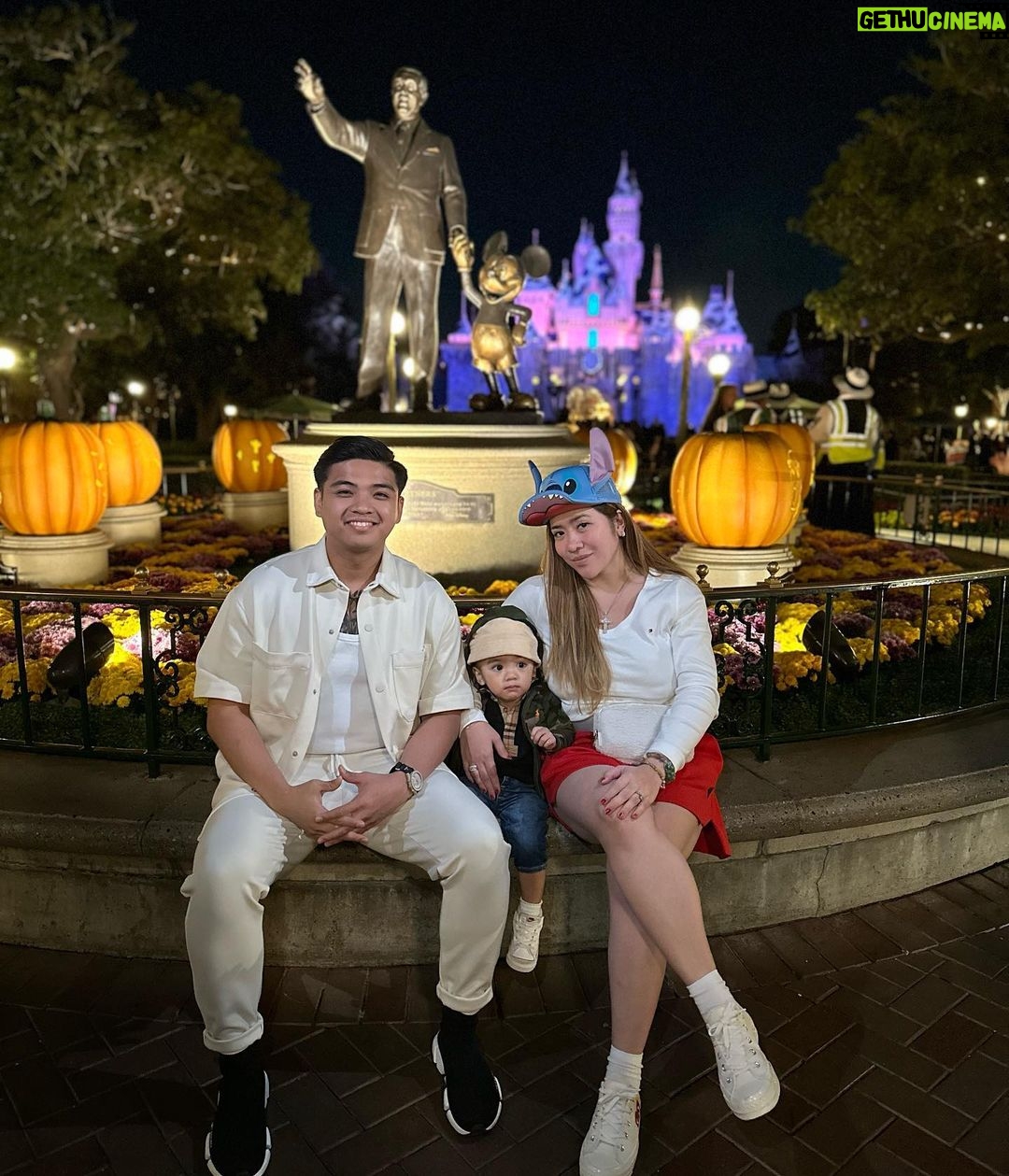 Angeline Quinto Instagram - Just a small town girl, living in a Disney World🫶🏻 🤩 Disneyland California