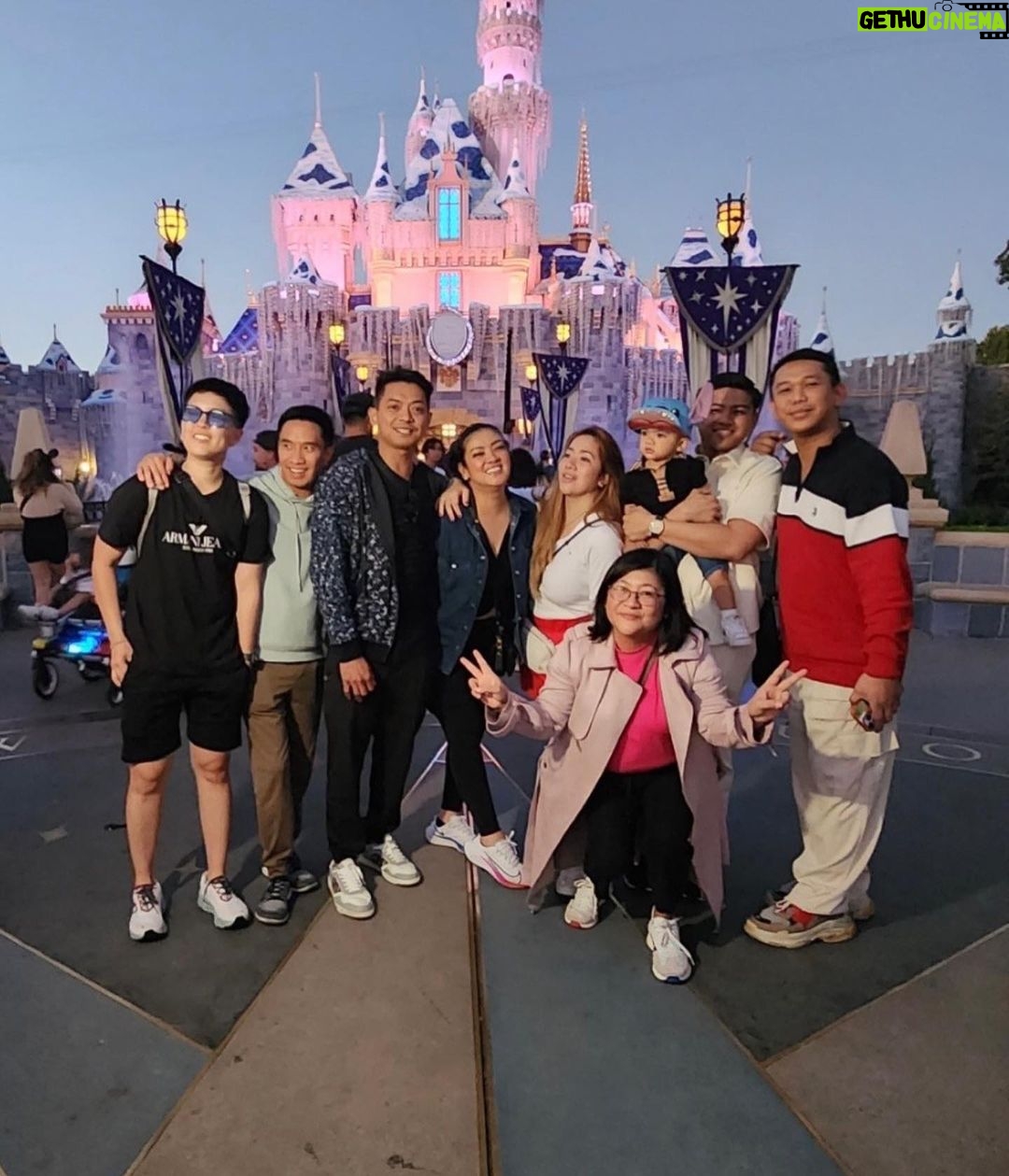 Angeline Quinto Instagram - Just a small town girl, living in a Disney World🫶🏻 🤩 Disneyland California