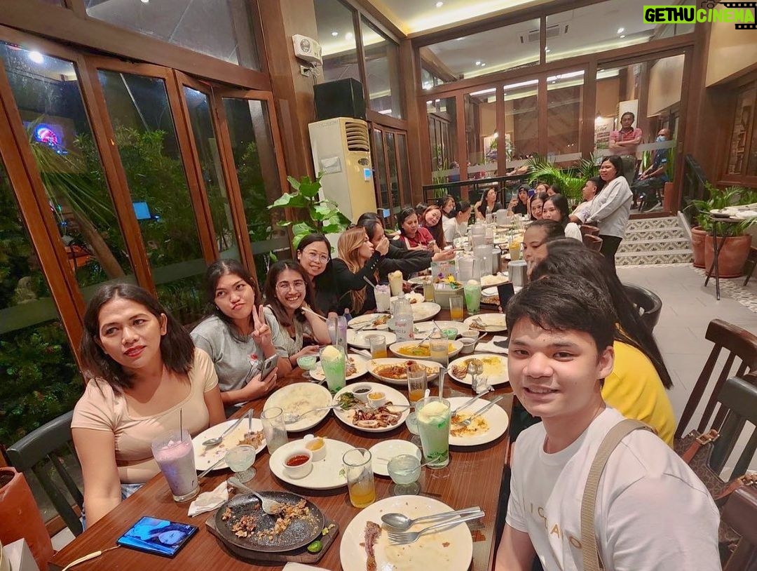 Angeline Quinto Instagram - I missed you guys so much🫶🏻 Sobrang happy ako na makasama kayo ulit after 4years 🥰Always grateful for all of you. Iloveyou❤️