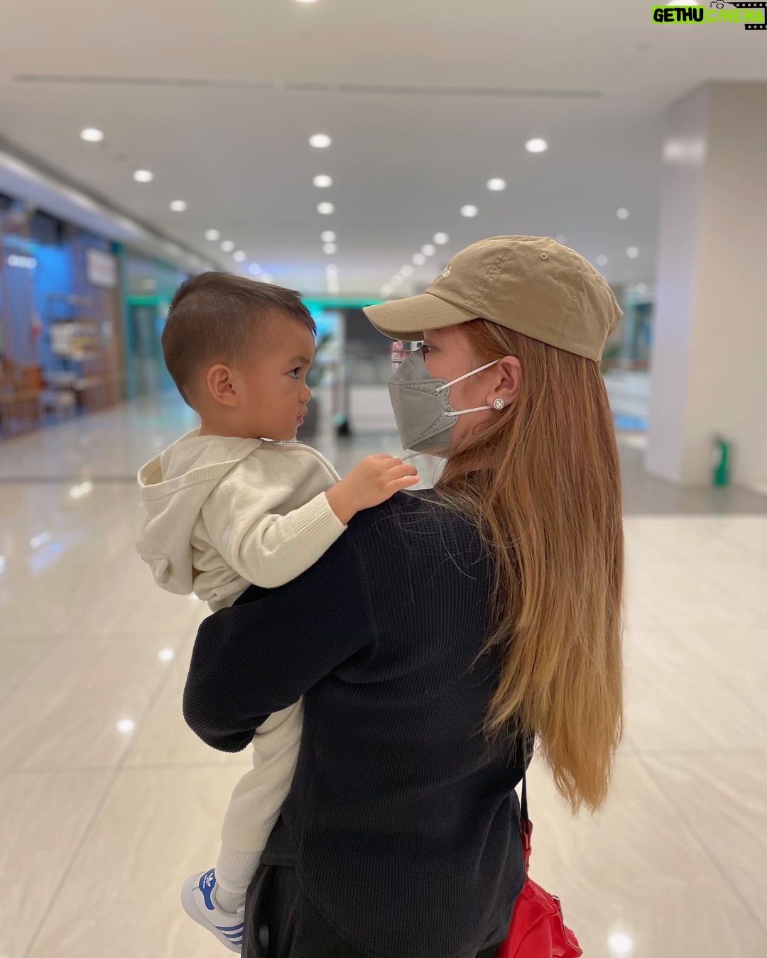 Angeline Quinto Instagram - Hinay hinay sa pag laki Anak. Parang kahapon lang lagi kitang karga, ngayon lakad at takbo ka na. Masaya akong makita ang mga bago mong ginagawa. Umiiyak ang puso ko sa Tuwa. 🫶🏻 Mahal ka ni Mama🫶🏻👶