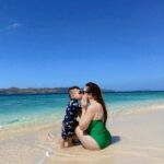 Angeline Quinto Instagram - Last year, mejo ayaw pa ni Sylvio sa beach dahil takot pa siya sa waves. Ngayon mas naeenjoy na niya sa dagat lalo ang buhangin nilagay sa buhok niya 😂🌊🏝️Kulit mu talaga bulilit 👶👨‍👩‍👦 ILYSM @babysylvio