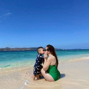 Angeline Quinto Instagram - Last year, mejo ayaw pa ni Sylvio sa beach dahil takot pa siya sa waves. Ngayon mas naeenjoy na niya sa dagat lalo ang buhangin nilagay sa buhok niya 😂🌊🏝️Kulit mu talaga bulilit 👶👨‍👩‍👦 ILYSM @babysylvio