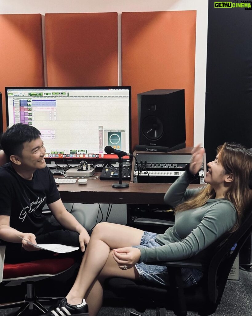 Angeline Quinto Instagram - Recording with Sir Jon🎙️🎧 @jonathanmanalo 😘 Nice to see you Mr.Music ☺️ 🎵