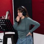 Angeline Quinto Instagram – Recording with Sir Jon🎙️🎧 @jonathanmanalo 😘
Nice to see you Mr.Music ☺️ 🎵