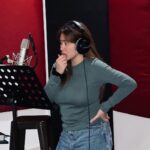 Angeline Quinto Instagram - Recording with Sir Jon🎙️🎧 @jonathanmanalo 😘 Nice to see you Mr.Music ☺️ 🎵