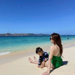 Angeline Quinto Instagram - Last year, mejo ayaw pa ni Sylvio sa beach dahil takot pa siya sa waves. Ngayon mas naeenjoy na niya sa dagat lalo ang buhangin nilagay sa buhok niya 😂🌊🏝️Kulit mu talaga bulilit 👶👨‍👩‍👦 ILYSM @babysylvio