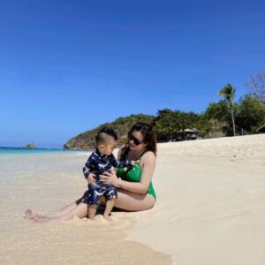 Angeline Quinto Instagram - Last year, mejo ayaw pa ni Sylvio sa beach dahil takot pa siya sa waves. Ngayon mas naeenjoy na niya sa dagat lalo ang buhangin nilagay sa buhok niya 😂🌊🏝️Kulit mu talaga bulilit 👶👨‍👩‍👦 ILYSM @babysylvio