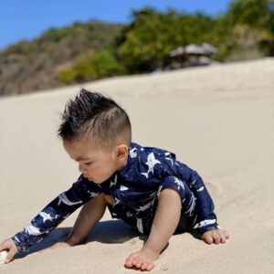 Angeline Quinto Instagram - Last year, mejo ayaw pa ni Sylvio sa beach dahil takot pa siya sa waves. Ngayon mas naeenjoy na niya sa dagat lalo ang buhangin nilagay sa buhok niya 😂🌊🏝️Kulit mu talaga bulilit 👶👨‍👩‍👦 ILYSM @babysylvio