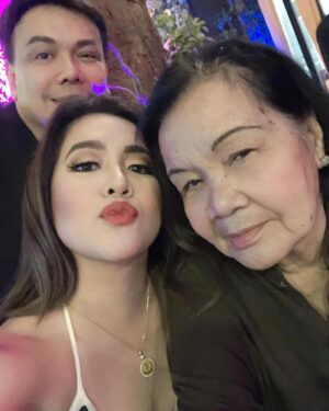 Angeline Quinto Instagram - Hindi ko alam paano mag uumpisa💔 Durog na durog ang puso ko💔 Sir Deo wala akong ibang gustong sabihin, Maraming maraming salamat po sainyo, hindi lang bilang boss ko, Ikaw ang naging pangalawang Tatay ko, sobra ang pag aalaga mu sa akin at sa pamilya ko. Ipagpapatuloy ko ang pag kanta ng mga awiting galing sa puso ko gaya ng lagi mong sinasabi sa lahat ng themesong na ipinagkatiwala mu sa akin. 
Mahal na mahal kita Sir Deo. Iyakap mu po ako kay Mama Bob🤍🤍 I love you very much DTE💔😭😭
-Peej @pjendrinal kasama mu kami, nandito lang kami para sayo Peej🥹🙏🙏