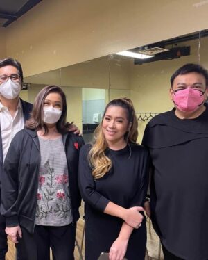 Angeline Quinto Instagram - Hindi ko alam paano mag uumpisa💔 Durog na durog ang puso ko💔 Sir Deo wala akong ibang gustong sabihin, Maraming maraming salamat po sainyo, hindi lang bilang boss ko, Ikaw ang naging pangalawang Tatay ko, sobra ang pag aalaga mu sa akin at sa pamilya ko. Ipagpapatuloy ko ang pag kanta ng mga awiting galing sa puso ko gaya ng lagi mong sinasabi sa lahat ng themesong na ipinagkatiwala mu sa akin. 
Mahal na mahal kita Sir Deo. Iyakap mu po ako kay Mama Bob🤍🤍 I love you very much DTE💔😭😭
-Peej @pjendrinal kasama mu kami, nandito lang kami para sayo Peej🥹🙏🙏
