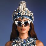 Anitta Instagram – Back to start my carnaval in Salvador, in honor to @gresutijuca! 💙
The samba school was founded in 1931, in Rio de Janeiro. In 2023, they presented a parade about the famous Baía de Todos os Santos in Bahia.
The parade showcased the stories, legends, and daily life of the people living along the shores of the second largest bay in the world. The strong religious traditions of African origin are prevalent in the region.
Iemanjá, the queen of the sea and protector of fishermen, serves as inspiration for my costume today.
Pt nos comentários! Bahia de Todos os Santos