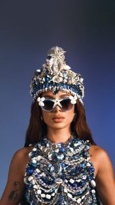 Anitta Instagram - Back to start my carnaval in Salvador, in honor to @gresutijuca! 💙 The samba school was founded in 1931, in Rio de Janeiro. In 2023, they presented a parade about the famous Baía de Todos os Santos in Bahia. The parade showcased the stories, legends, and daily life of the people living along the shores of the second largest bay in the world. The strong religious traditions of African origin are prevalent in the region. Iemanjá, the queen of the sea and protector of fishermen, serves as inspiration for my costume today. Pt nos comentários! Bahia de Todos os Santos