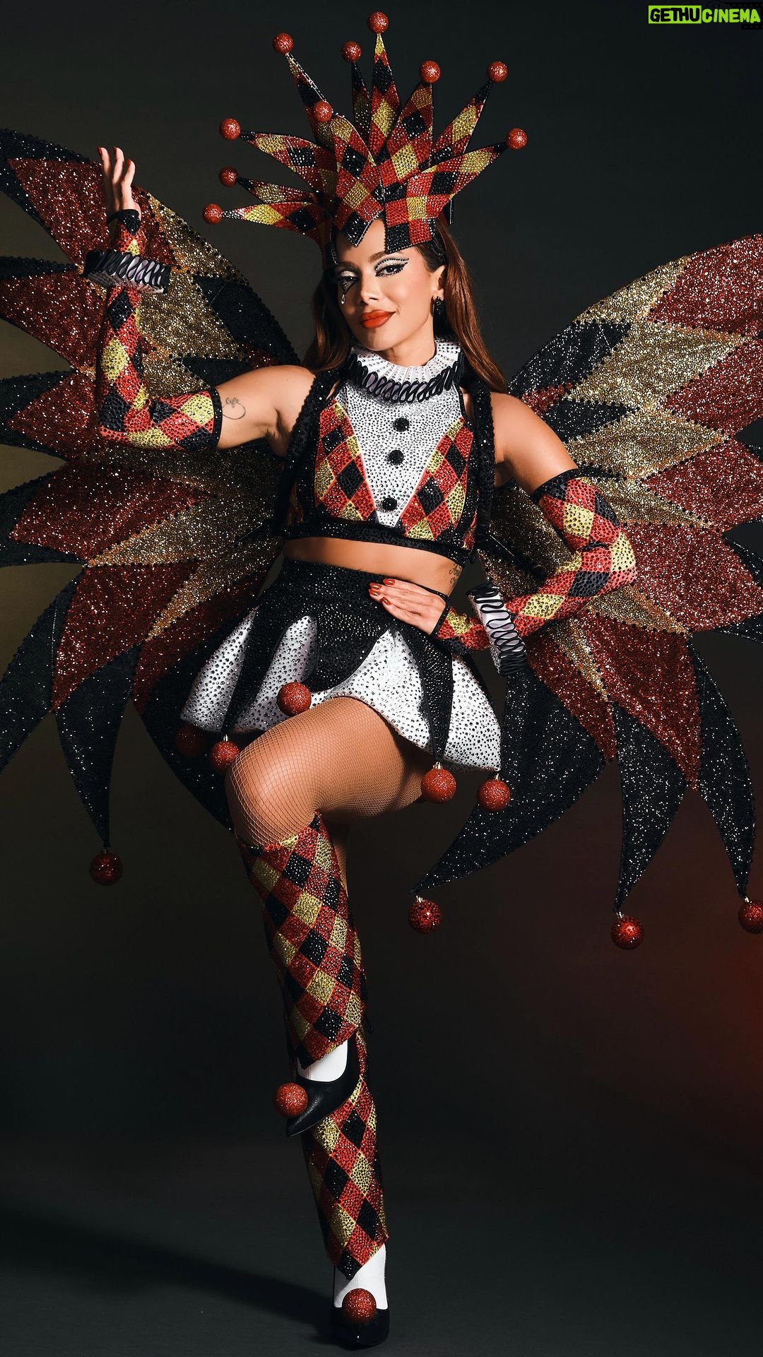 Anitta Instagram - Alô, @unidosdoviradouro ❤️🖤💛 Unidos do Viradouro, my tribute for today, was founded in 1947 in Niterói, Rio de Janeiro. In 2022, the first year of revelry after the COVID-19 pandemic, the school presented a theme inspired by the first carnival celebrated after the Spanish flu pandemic of 1918. The school invoked the Lord of Healing to cover everyone with his power and ensure that the xaxará would permanently drive away all woes. The only possible contagion? Love. It was a true declaration of love for carnival through the passionate letter of a pierrot. My costume is inspired by the soul of this character, traditionally melancholic, who finds joy in declaring his love for the carnival itself. Pt nos comentários