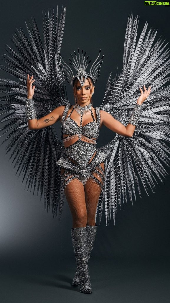 Anitta Instagram - Alô, @gavioesoficial ❤️🖤🤍 Today, I pay homage to Gaviões da Fiel, a traditional samba school from São Paulo, which began its history as a street block in 1976. In 2013, the group paraded with the theme ‘Being loyal is the soul of business,’ addressing the importance of advertising from colonial Brazil to present day. The parade was signed by the late Max Lopes, a highly regarded Carnival artist. One of the major highlights of that year was the drum queen, Sabrina Sato, who showcased a costume representing the “Coffee Baronesses” of Brazil. These women played a significant role in the Brazilian coffee industry in the 19th and 20th centuries and greatly contributed to the growth and success of Brazil’s coffee production. It is precisely from Sabrina Sato’s costume that my outfit has found its inspiration. Pt nos comentários