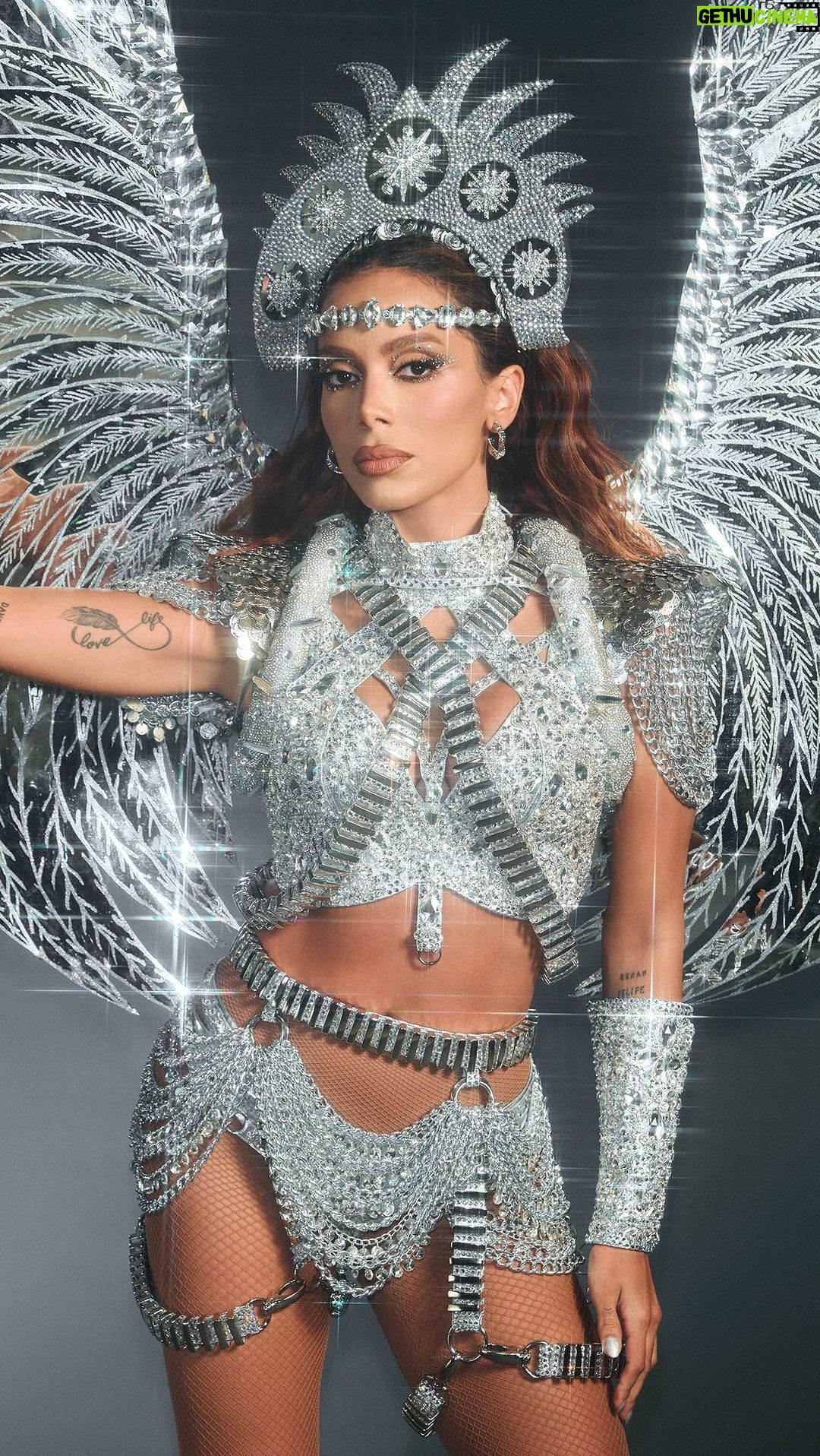 Anitta Instagram - Alô, @imperatrizleopoldinenseoficial 🩶🌵 Today, my costume is inspired by the 2023 Carnival-winning samba school, which highlighted the importance of ‘cordel literature,’ a popular booklet/pamphlet containing folk novels, poems and songs. It’s a traditional expression of Brazilian popular culture. Imperatriz Leopoldinense, located in Ramos, a suburb of Rio de Janeiro, explored the stories presented on the booklets of Northeastern poets, delved into the afterlife of Virgulino Ferreira da Silva, Lampião, and the duality portrayed in cordel literature, a fascination that persists today. Drawing from Guaiapuan Vieira’s work ‘A chegada de Lampião ao céu’ (Lampião’s Arrival in Heaven), my costume captures the ‘soaring into the light’ of The Cangaceiro, often seen as a hero for combating the misery of his people and the oppression imposed by the landowners. - Pt nos comentários