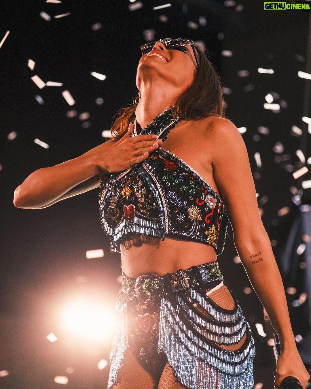 Anitta Instagram - SP, foi f*da!!!!! 🔥🎉 I have nooooo words to describe how I’m feeling right now. I just finished my pre-Carnival tour, so now we can start the real Carnival festivities! I can’t stop watching all the videos of people dancing and jumping, and celebrating with me. Of cooourse we went a little crazy, but that’s how Brazilians have fun in February! 10 cities, 11 shows, over 50 hours of singing and dancing, lots of fun, some sleepless nights 😅🥲, and many samba schools honored. There’s a lot more to come because Carnival is about to really start! Are you ready? São Paulo, Brazil