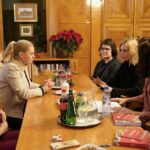 Anja Rubik Instagram - Dziękujemy za możliwość spotkania i omówienia kwestii związanych z edukacją, bezpieczeństwem i programem szkolnym. To była dla Nas ważna i bardzo obiecująca rozmowa. Zaledwie parę tygodni temu taka dyskusja z MEN byłaby nierealna. Bardzo się cieszymy, że mimo tak napiętego grafiku i zaledwie tydzień po objęciu stanowiska znalazła Pani Ministra @barbaranowacka dla Nas czas. @sexedpl