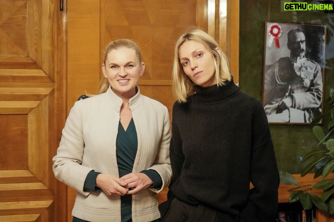 Anja Rubik Instagram - Dziękujemy za możliwość spotkania i omówienia kwestii związanych z edukacją, bezpieczeństwem i programem szkolnym. To była dla Nas ważna i bardzo obiecująca rozmowa. Zaledwie parę tygodni temu taka dyskusja z MEN byłaby nierealna. Bardzo się cieszymy, że mimo tak napiętego grafiku i zaledwie tydzień po objęciu stanowiska znalazła Pani Ministra @barbaranowacka dla Nas czas. @sexedpl
