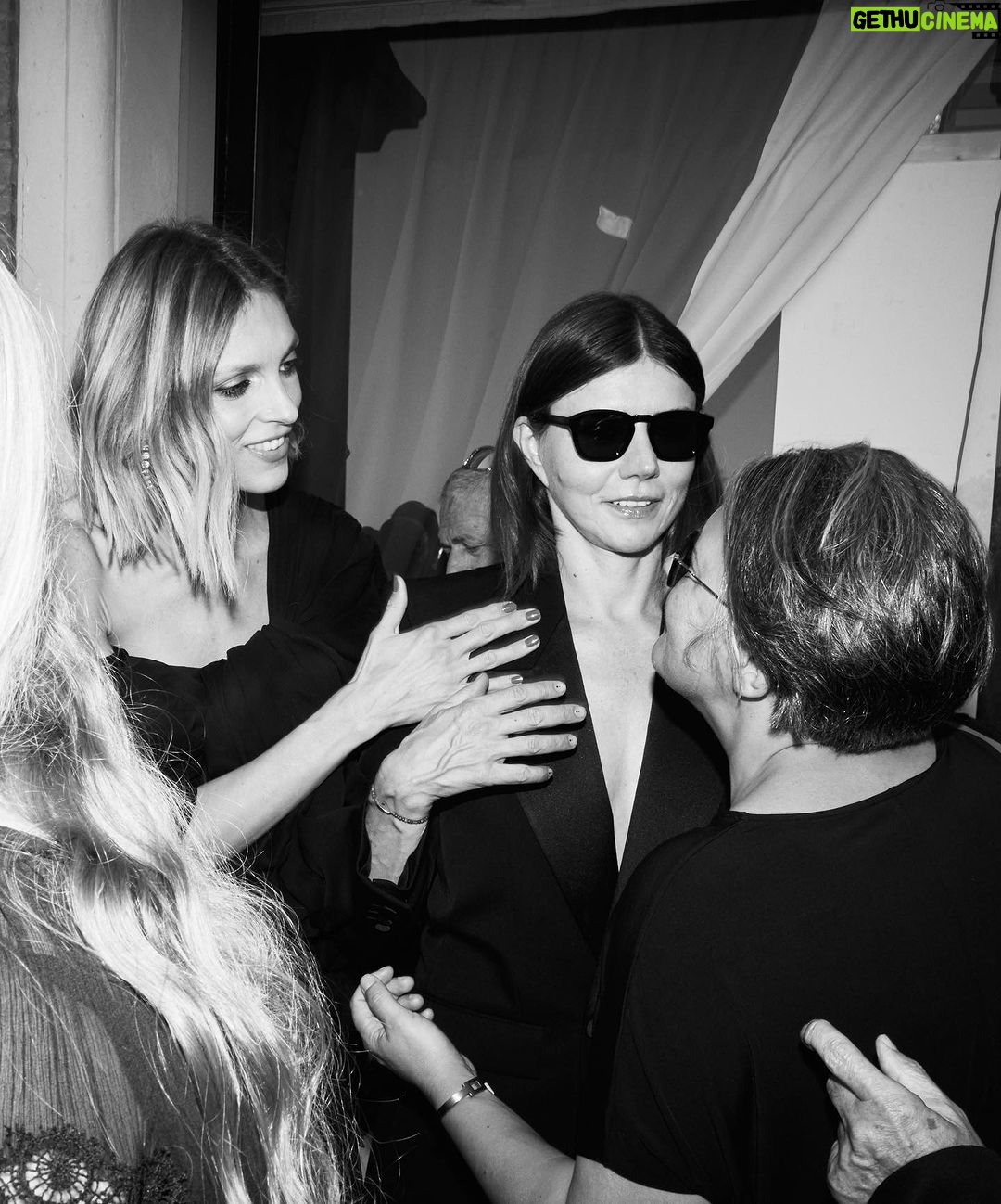 Anja Rubik Instagram - My heart swelled with joy and pride as I joined my friends to celebrate their labor of love and courage on the big screen. This year two very important and emotional polish films made it to the main competition at Venice Film Festival. “Green Border” by Agnieszka Holland (horrors faced by refugees between Poland and Belarus) and “Woman Of” by Malgorzata Szumowska and Michał Englert. ( woman's journey to gender correction) Ph. @alicja.kozak
