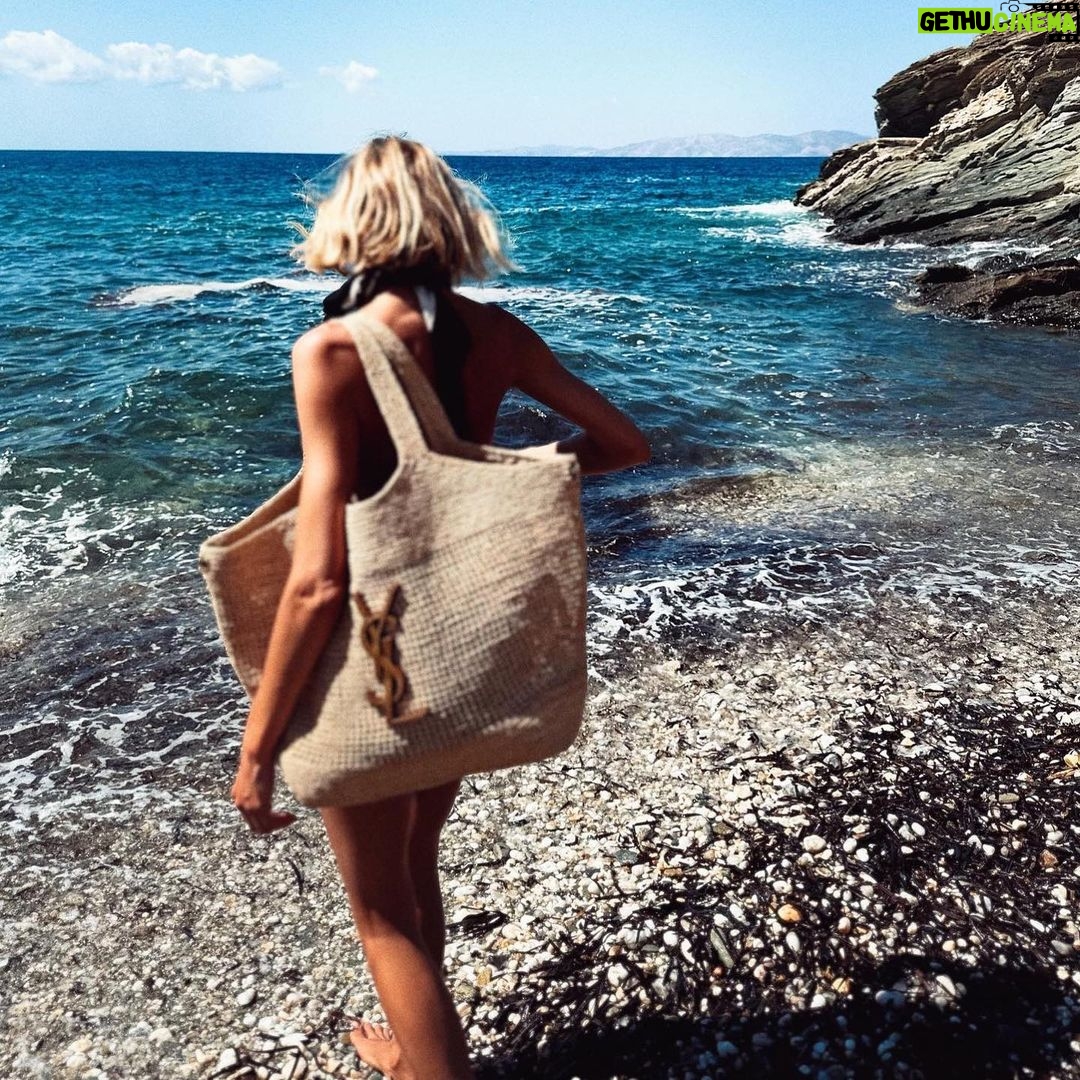 Anja Rubik Instagram - Tinos with the family☀️