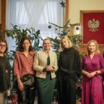 Anja Rubik Instagram - Dziękujemy za możliwość spotkania i omówienia kwestii związanych z edukacją, bezpieczeństwem i programem szkolnym. To była dla Nas ważna i bardzo obiecująca rozmowa. Zaledwie parę tygodni temu taka dyskusja z MEN byłaby nierealna. Bardzo się cieszymy, że mimo tak napiętego grafiku i zaledwie tydzień po objęciu stanowiska znalazła Pani Ministra @barbaranowacka dla Nas czas. @sexedpl