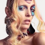 Anja Rubik Instagram - When magic happens✨ The cover story is filled with pride and nostalgia. It was shot in NYC by my fashion family, true creatives, Inez van Lamsweerde and Vinoodh Matadin. It was 19 years ago that I walked into their studios hoping they would notice me and dreaming I could become a part of their vision. Filled with passion and compassion in equal doses, what these two people do together, what they make is magical. Their work epitomizes for me the best of fashion and a true representation of what it means to be showcased on the front cover of a Vogue magazine. Regardless of the era there is only one Vogue. I truly hope that you enjoy this edition as much as I was overjoyed to be a part of it. Sesja okładkowa emanuje dumą i nostalgią. Została sfotografowana w Nowym Jorku przez moją modową rodzinę, Inez van Lamsweerde i Vinoodha Matadina. Kiedy 16 lat temu przekraczałam próg ich studia, miałam nadzieję, że mnie dostrzegą, i marzyłam, by stać się częścią ich wizji. To, co ta dwójka ludzi – przepełnionych pasją i zrozumieniem w równych pro- porcjach – razem robi, jest magią. Dla mnie ich zdjęcia ucieleśniają wszystko, co w modzie najlepsze i są doskonałym wzorem, jak powinny wyglądać okładki „Vogue’a”. Bez względu na epokę „Vogue” jest tylko jeden. Mam wielką nadzieję, że marcowe wydanie sprawi Wam równie dużą radość, jak mnie sprawiła praca przy jego powstawaniu. photographers: @inezandvinoodh styling: @paulsinclaire make-up: @wendyrowe hair: @eugenesouleiman