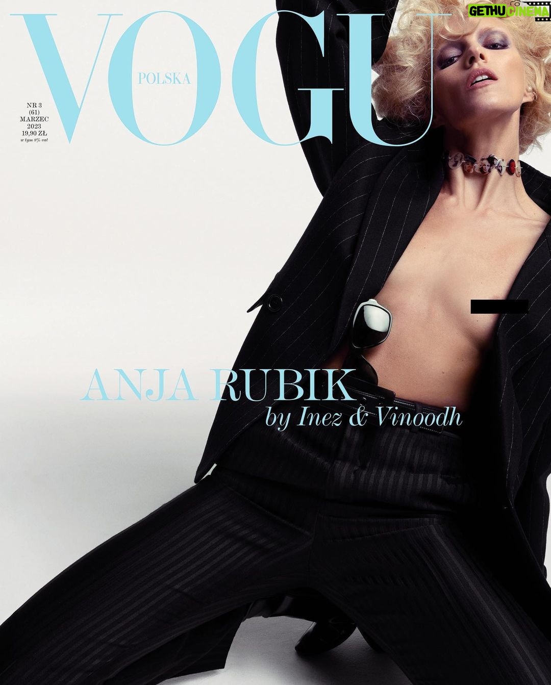 Anja Rubik Instagram - Happy 5th Birthday @vogue.polska March 2023 ✨ Marzec 2023 (PL below) The cover story is filled with pride and nostalgia. It was shot in NYC by my fashion family, true creatives, Inez van Lamsweerde and Vinoodh Matadin. It was 19 years ago that I walked into their studios hoping they would notice me and dreaming I could become a part of their vision. Filled with passion and compassion in equal doses, what these two people do together, what they make is magical. Their work epitomizes for me the best of fashion and a true representation of what it means to be showcased on the front cover of a Vogue magazine. Sesja okładkowa emanuje dumą i nostalgią. Została sfotografowana w Nowym Jorku przez moją modową rodzinę, Inez van Lamsweerde i Vinoodha Matadina. Kiedy 16 lat temu przekraczałam próg ich studia, miałam nadzieję, że mnie dostrzegą, i marzyłam, by stać się częścią ich wizji. To, co ta dwójka ludzi – przepełnionych pasją i zrozumieniem w równych pro- porcjach – razem robi, jest magią. Dla mnie ich zdjęcia ucieleśniają wszystko, co w modzie najlepsze i są doskonałym wzorem, jak powinny wyglądać okładki „Vogue’a”. photographers: @inezandvinoodh styling: @paulsinclaire make-up: @wendyrowe hair: @eugenesouleiman #vogue