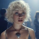 Anja Rubik Instagram - Każda osoba choć raz w życiu była świadkiem przemocowych zachowań w przestrzeni publicznej. To mogło się zdarzyć w szkole, gdy grupa agresywnych uczniów znęcała się nad Twoim kolegą. Albo w klubie, gdy nieznajoma dziewczyna była molestowana na parkiecie. To mogło wydarzyć się w pracy, kiedy na zebraniu szef krzyczał i upokarzał Twoją koleżankę. Pamiętasz, co wtedy czułaś_eś? Możesz chciałaś_eś okazać wsparcie osobie, która doświadczyła przemocy, ale nie wiedziałaś_eś, jak możesz to zrobić? A może chciałaś_eś zareagować na przemocowe zachowania, ale po prostu się bałaś_eś? Nieumiejętność dostrzeżenia przemocy, bierność i ignorancja, ale także strach sprawiają, że nie potrafimy jej przeciwdziałać. Przemoc karmi się milczeniem, dlatego ważne jest, by nie pozostawać obojętnym_ą. Dzięki zaangażowaniu @uber i @vogue.polska, Antyprzemocowa Linia Pomocy SEXEDPL nabiera rozpędu! Nasza najnowsza kampania, wyreżyserowana przez Jana Dybusa, z udziałem Heleny Englert, Mateusza Kościukiewicza i Wojtka Ziętka skierowana jest przede wszystkim do świadków przemocy, którzy nie chcą pozostawać bierni. WIDZISZ PRZEMOC? REAGUJ! Zadzwoń na 720 720 020 od poniedziałku do piątku 17-21 Antyprzemocowa Linii Pomocy działa dzięki wsparciu Partnera Strategicznego @uber oraz partnera medialnego @vogue.polska Wystąpili: @helena_englert, Mateusz Kościukiewicz, @wzietek Produkcja: @papaya_films Reżyser: @jan.dybus / @papaya_roster Operator: @igor_polaniewicz_dop /@papaya_roster Muzyka: @marykomasa i @anteklazar Koncepcja kreatywna Joanna Jezierska #sexedpl #antyprzemocowaliniapomocy #współpracapłatna